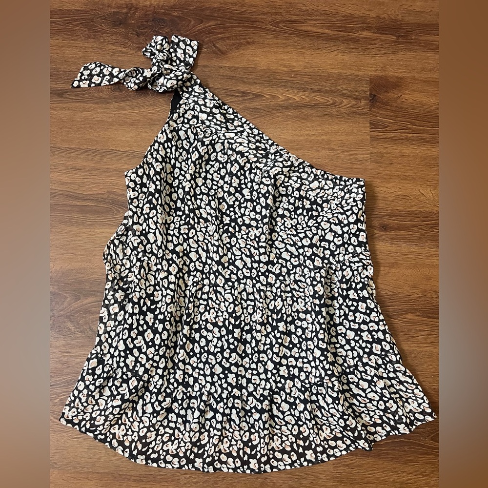 Anna Kaci One-Shoulder Top